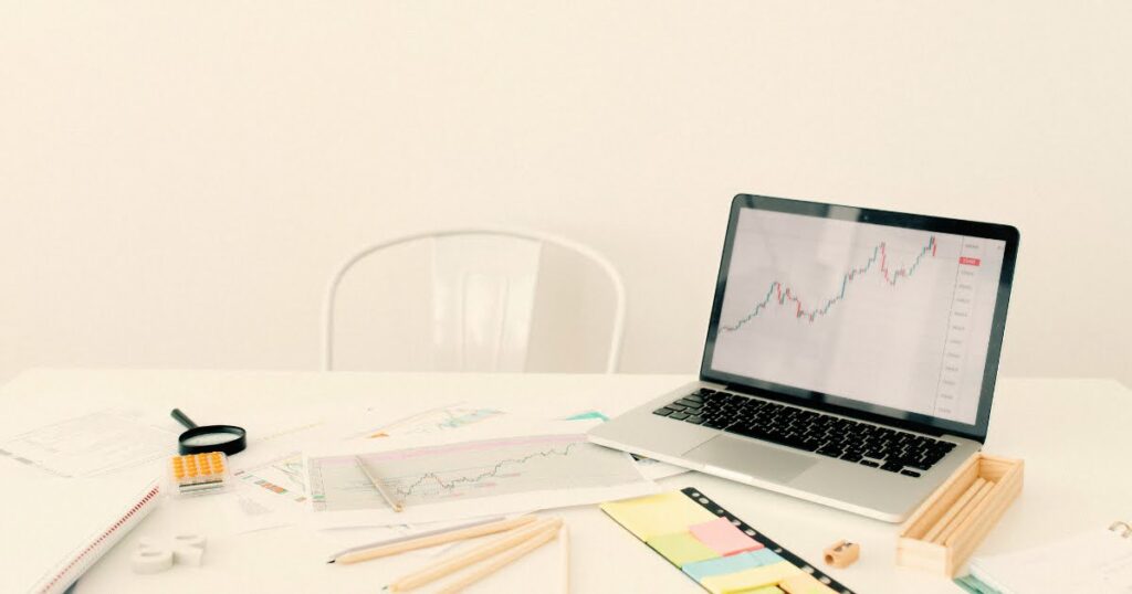 パソコンが置かれたデスクの画像