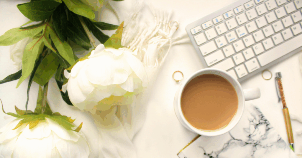 キーボード、カフェラテの画像