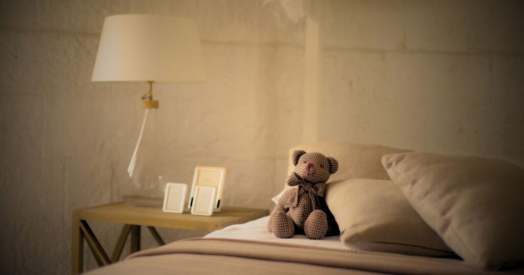 クマのぬいぐるみが置かれたベッド