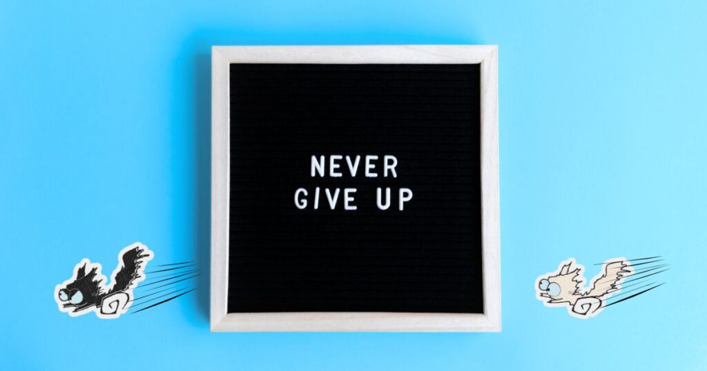 「NEVER GIVE UP」と書かれたブラックボード